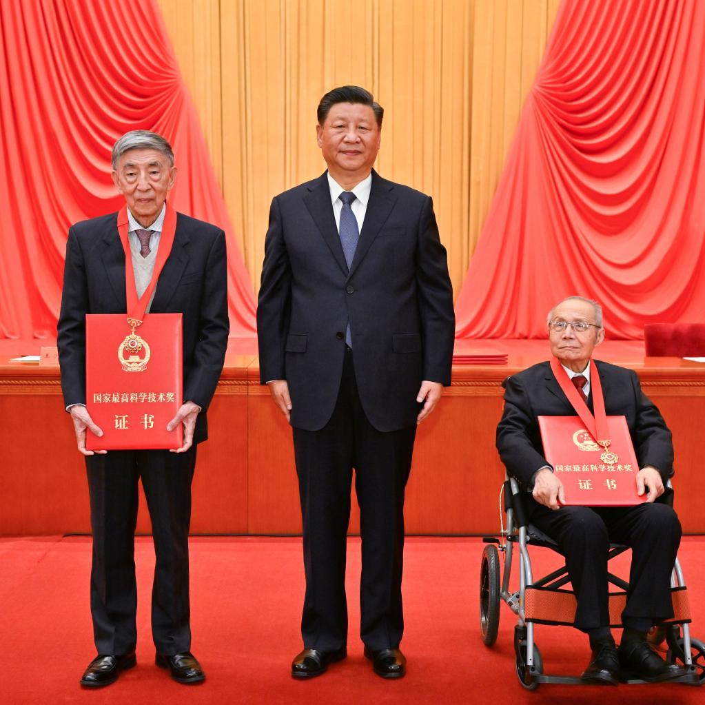 Xi presents award to top scientists